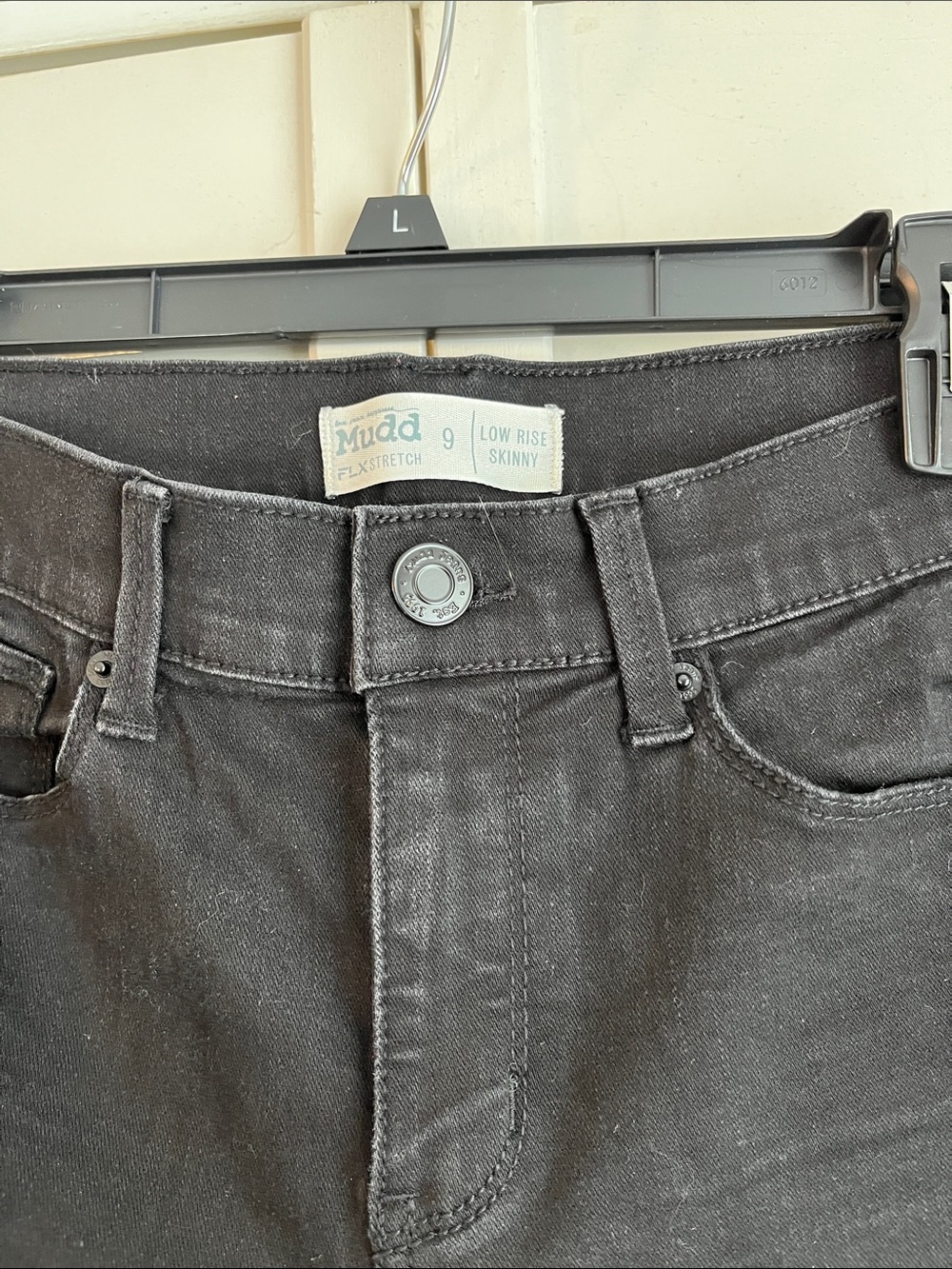 Mudd women’s Low-Rise Skinny Jeans in Charcoal Black